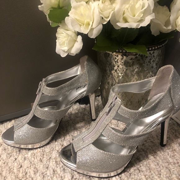 Silver used Fioni Heels! - Picture 1 of 4